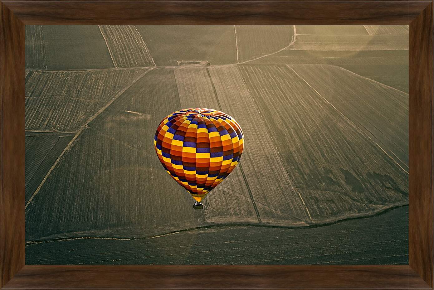 Картина в раме - Разноцветный воздушный шар пролетающий  над полями
