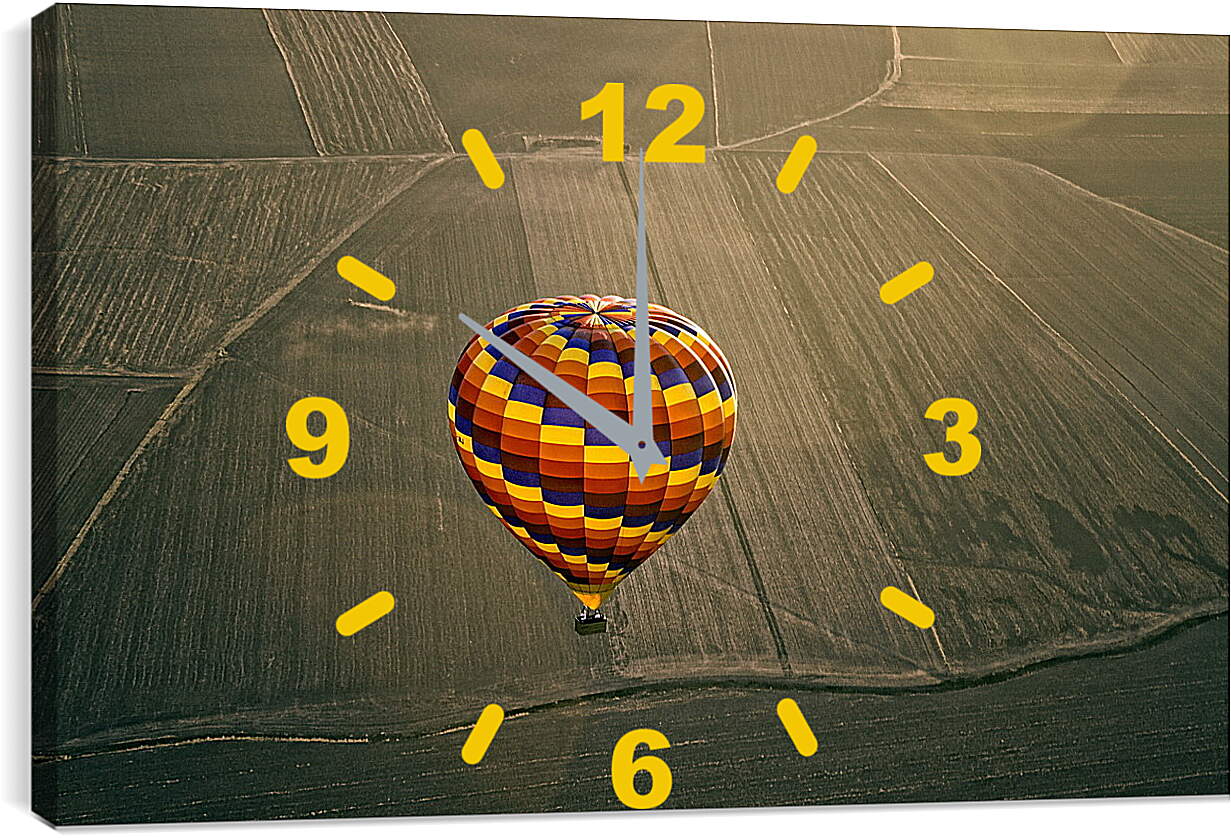 Часы картина - Разноцветный воздушный шар пролетающий  над полями