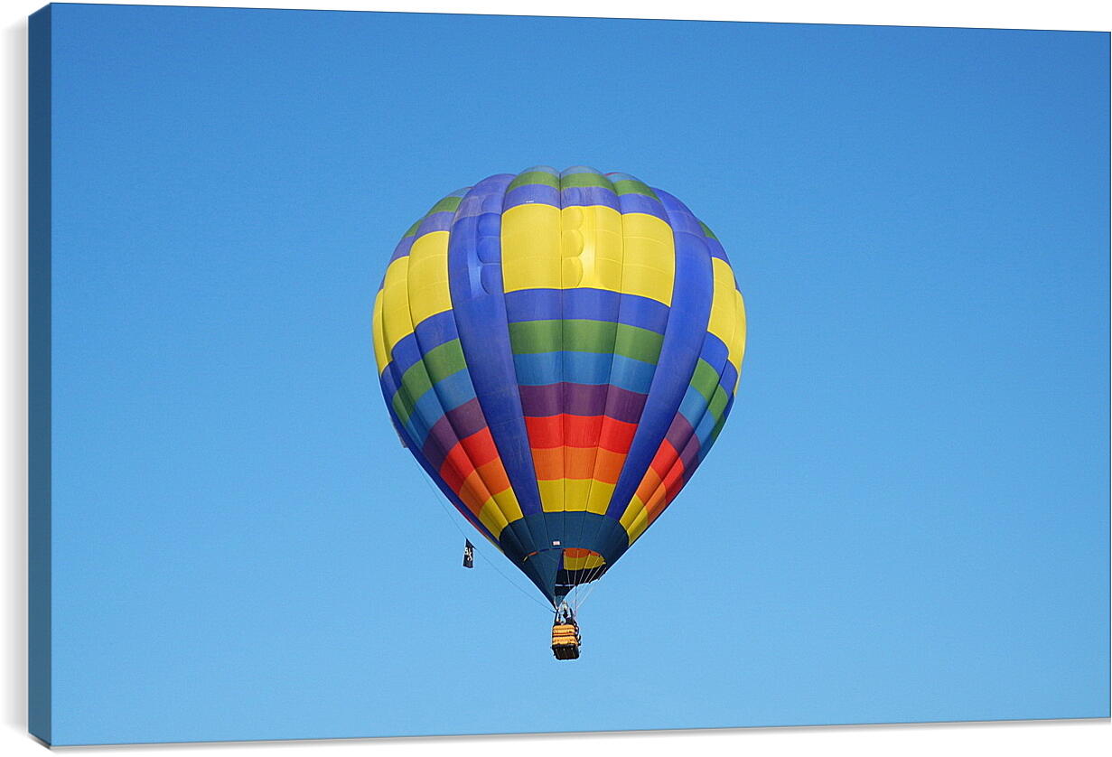 Постер и плакат - Разноцветный воздушный шар в небе