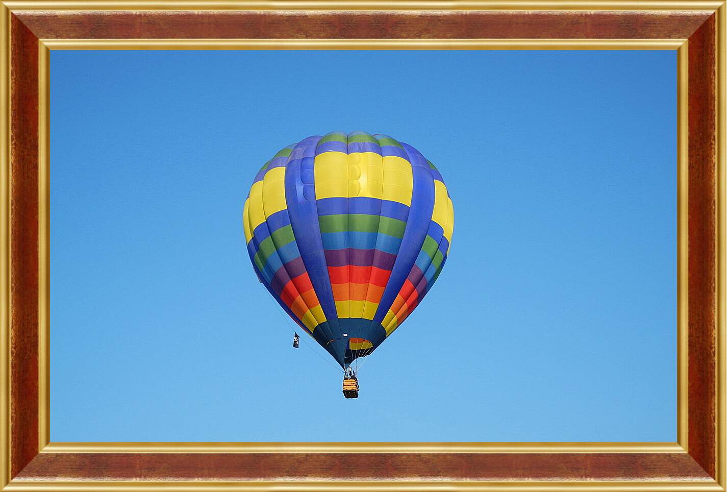 Картина в раме - Разноцветный воздушный шар в небе