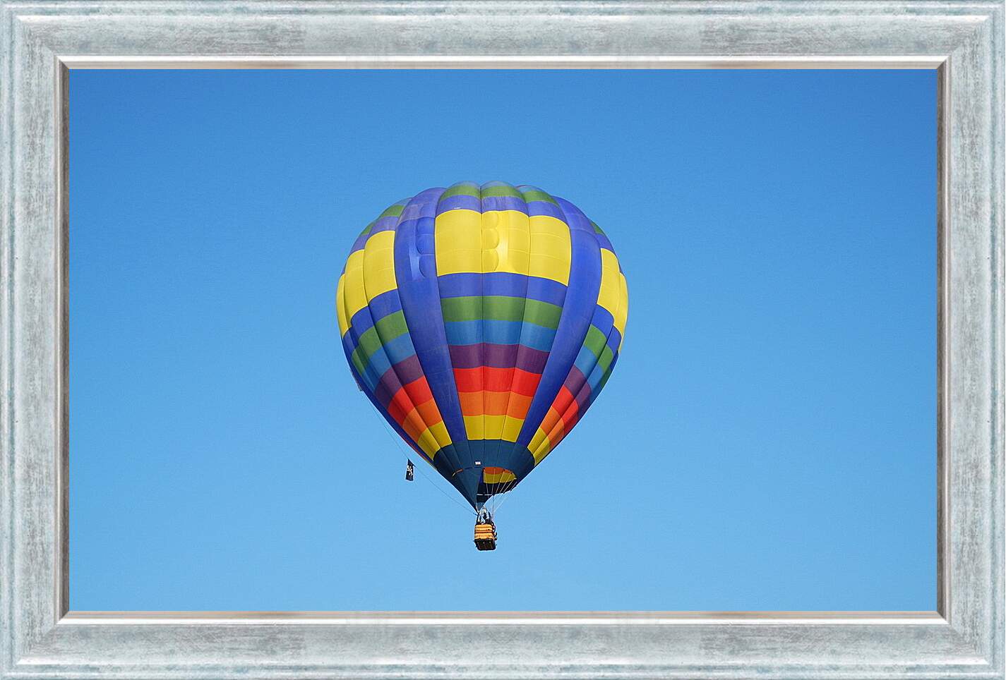 Картина в раме - Разноцветный воздушный шар в небе