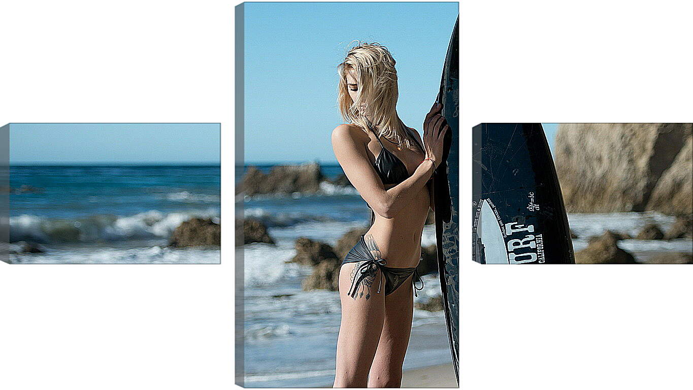 Модульная картина - Блондинка с доской для сёрфинга