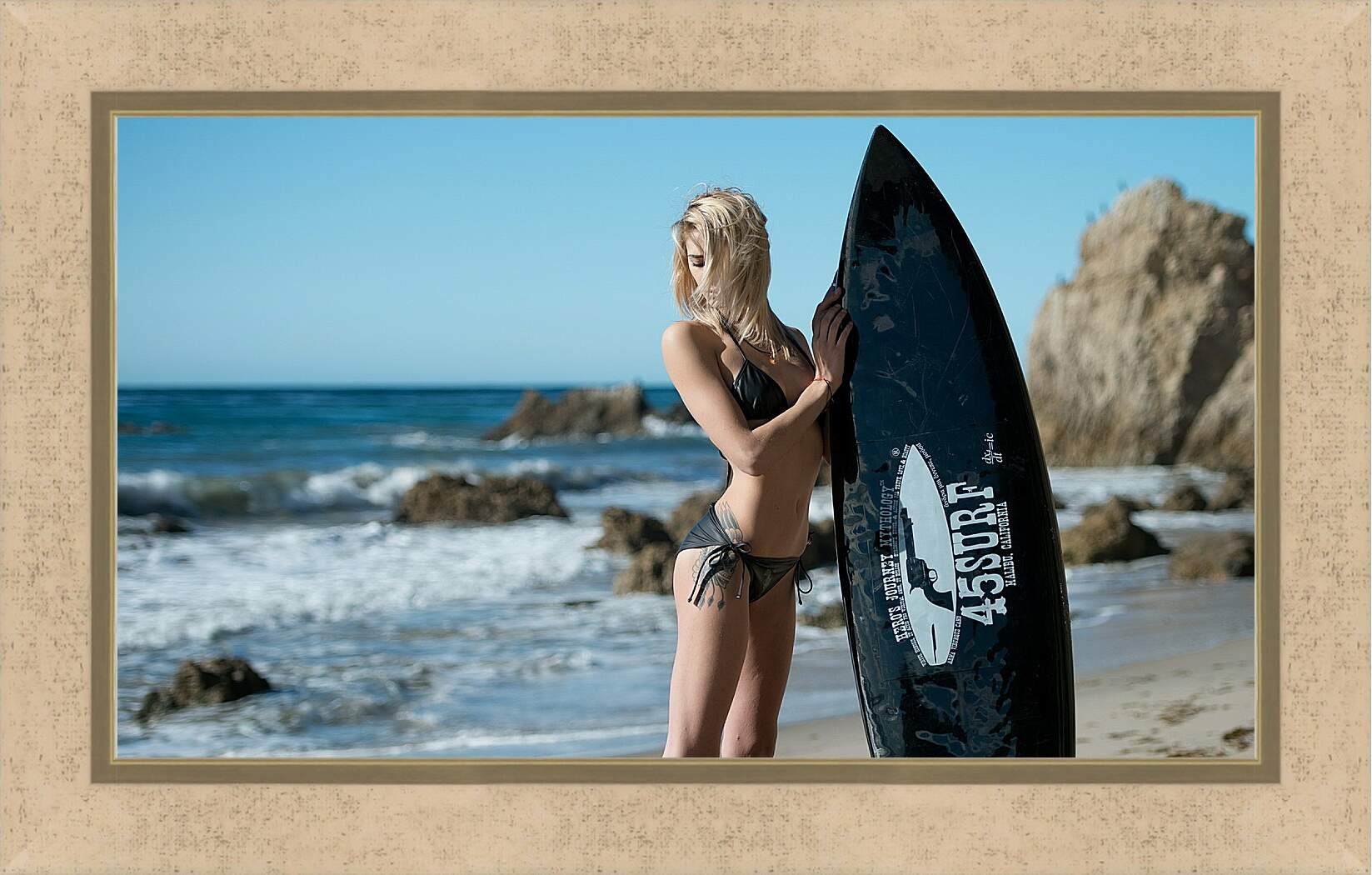 Картина в раме - Блондинка с доской для сёрфинга