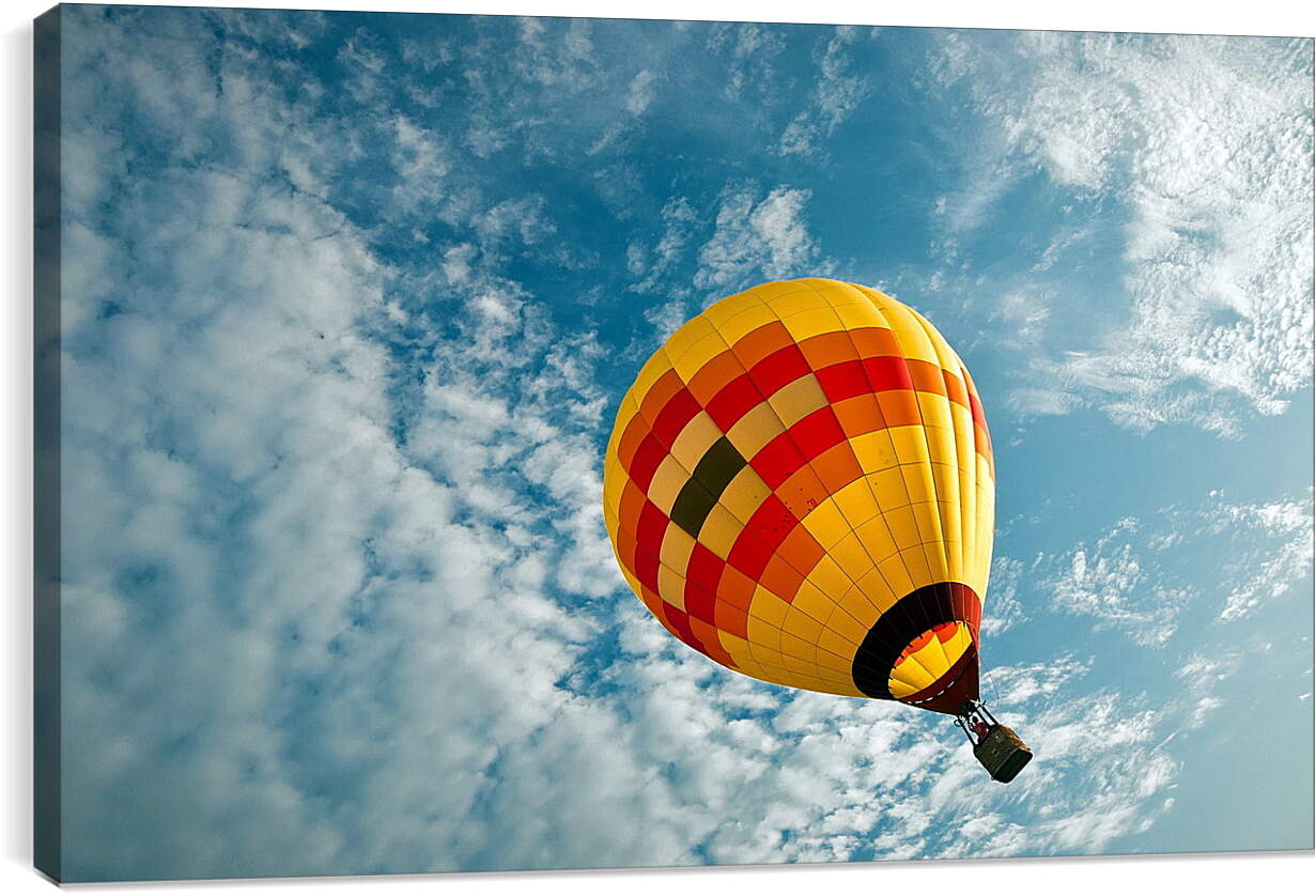 Постер и плакат - Разноцветный воздушный шар на фоне облаков