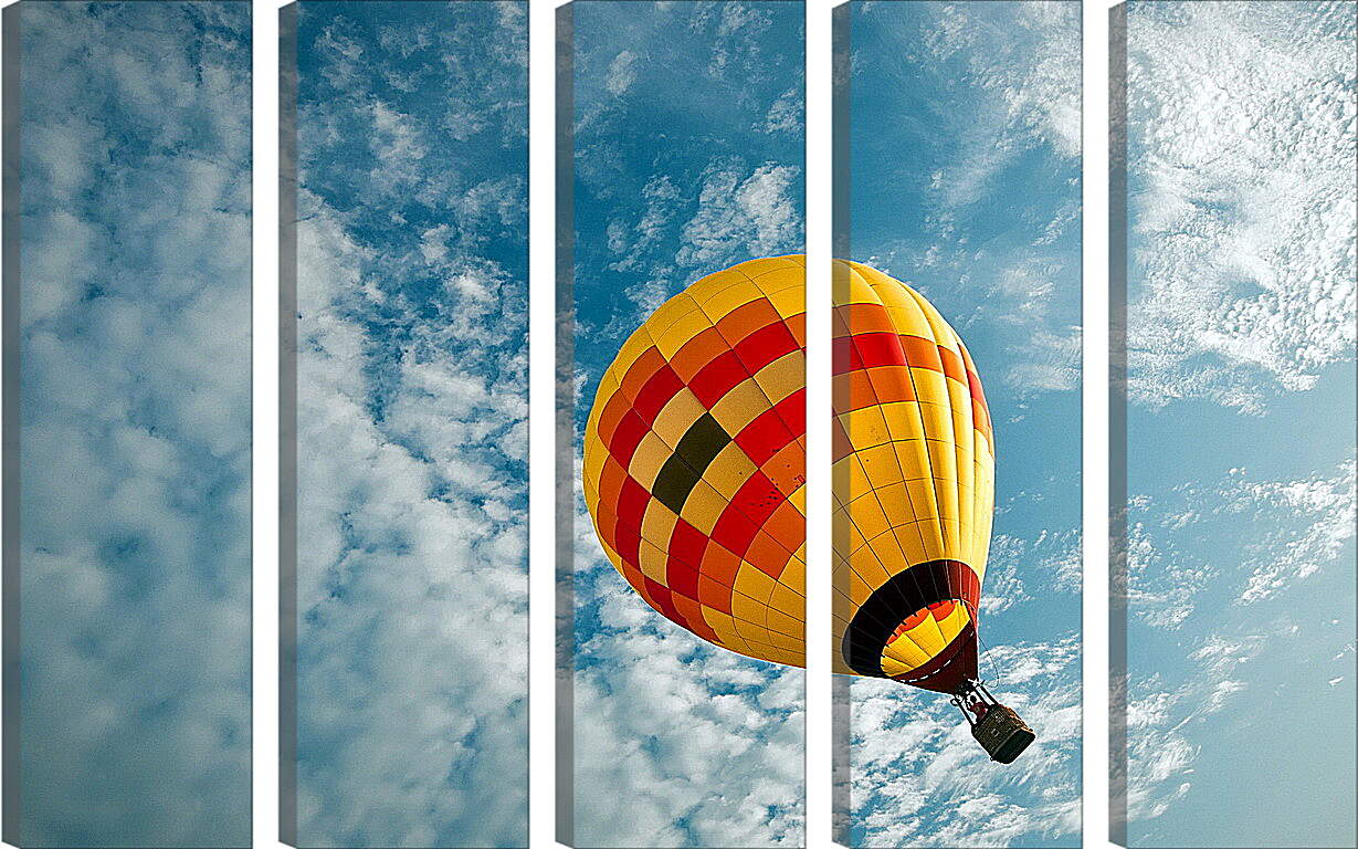 Модульная картина - Разноцветный воздушный шар на фоне облаков