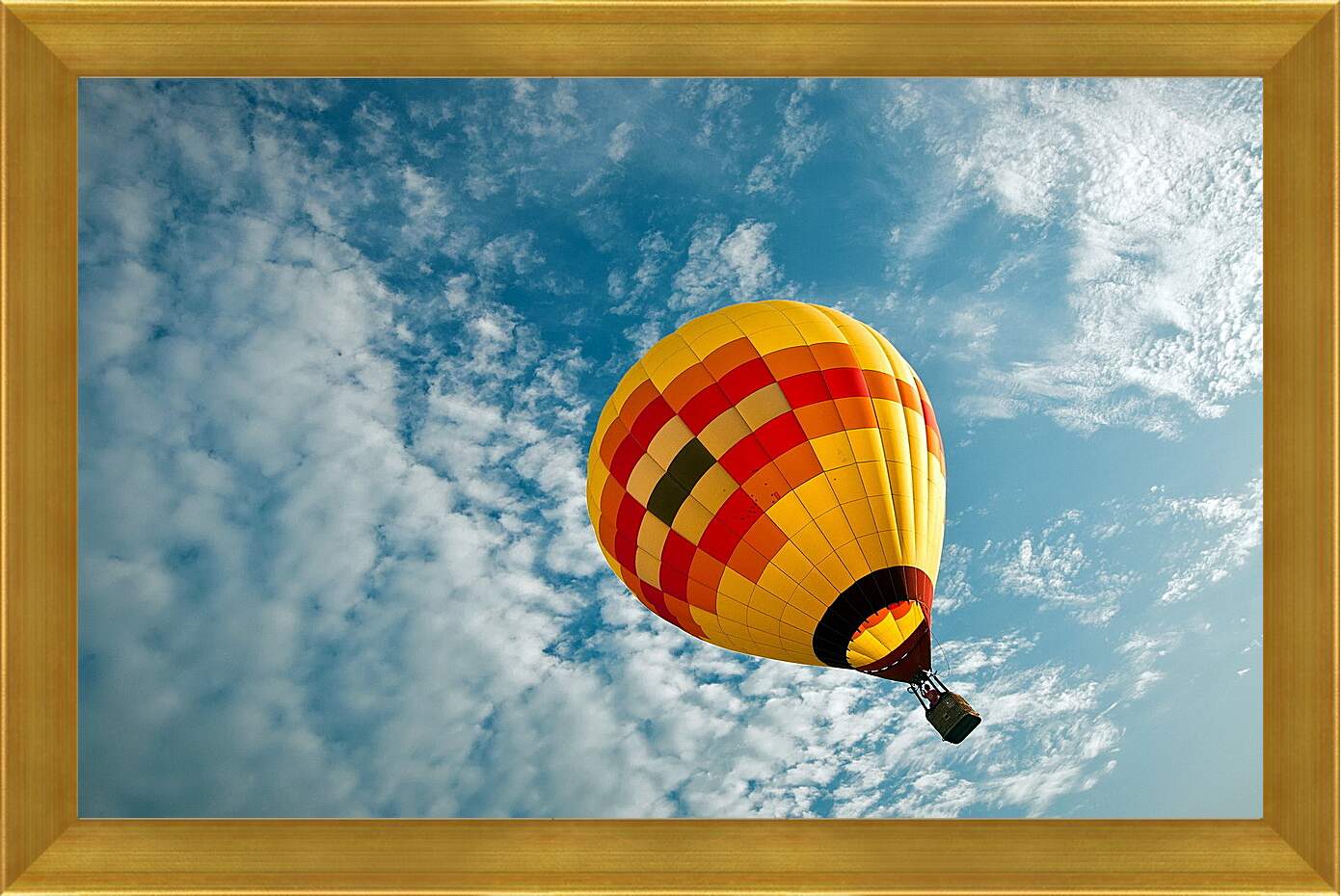 Картина в раме - Разноцветный воздушный шар на фоне облаков