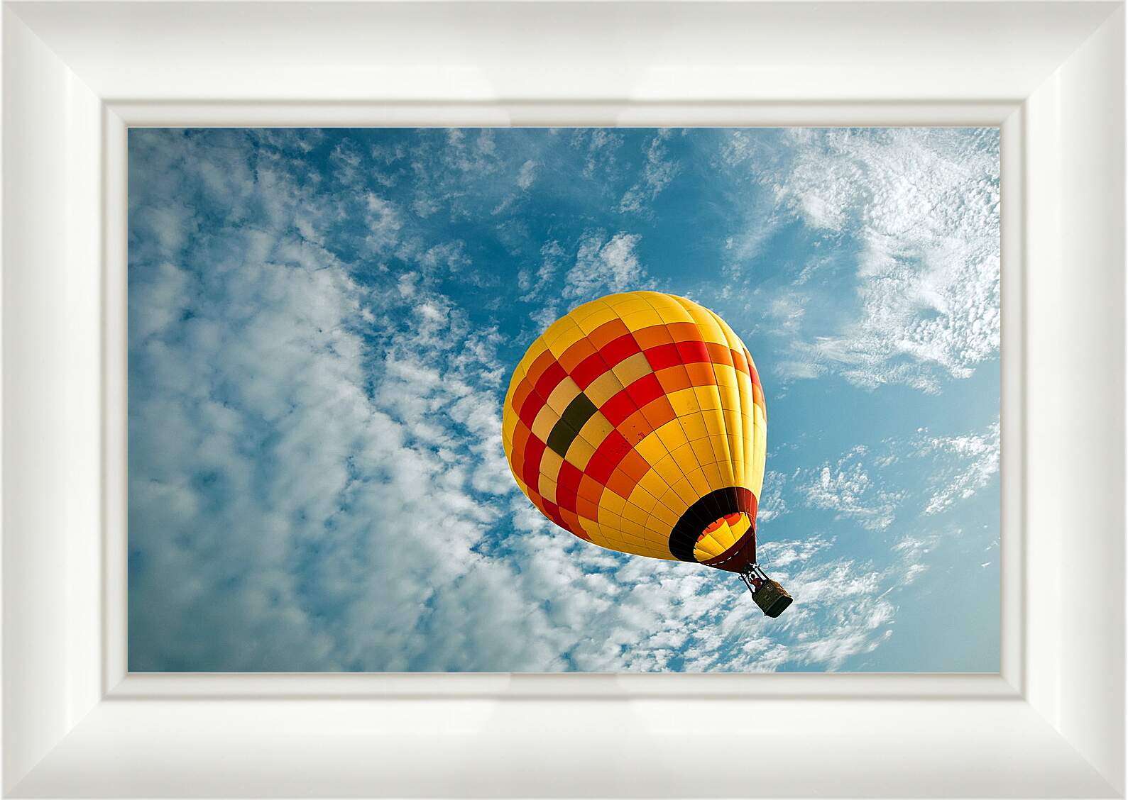 Картина в раме - Разноцветный воздушный шар на фоне облаков