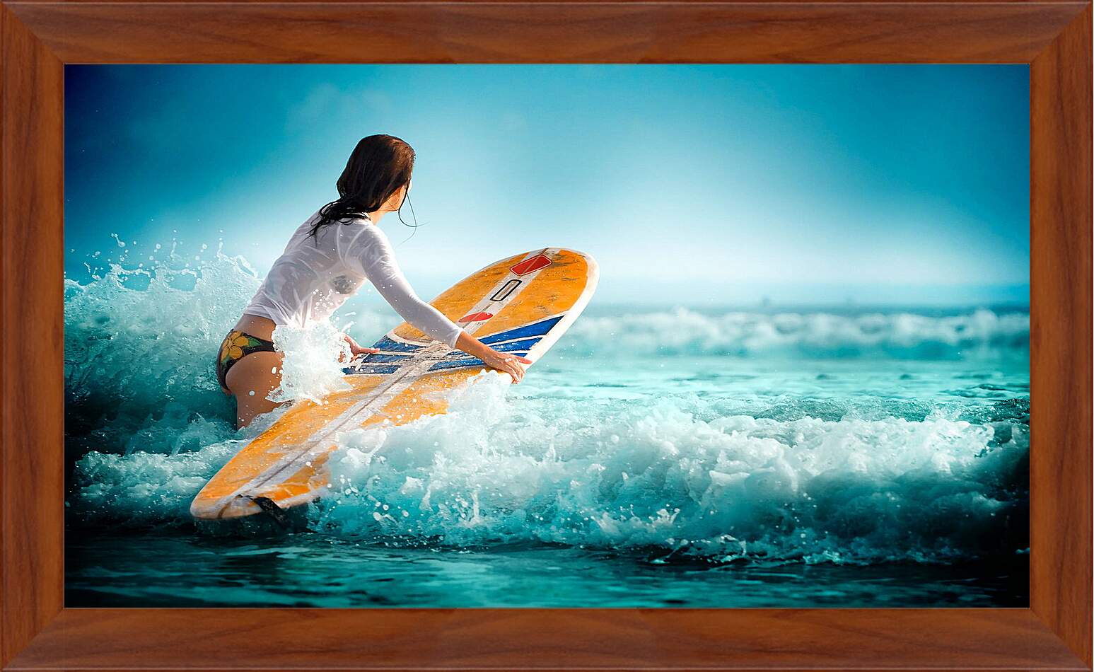 Картина в раме - Девушка готовиться к серфингу