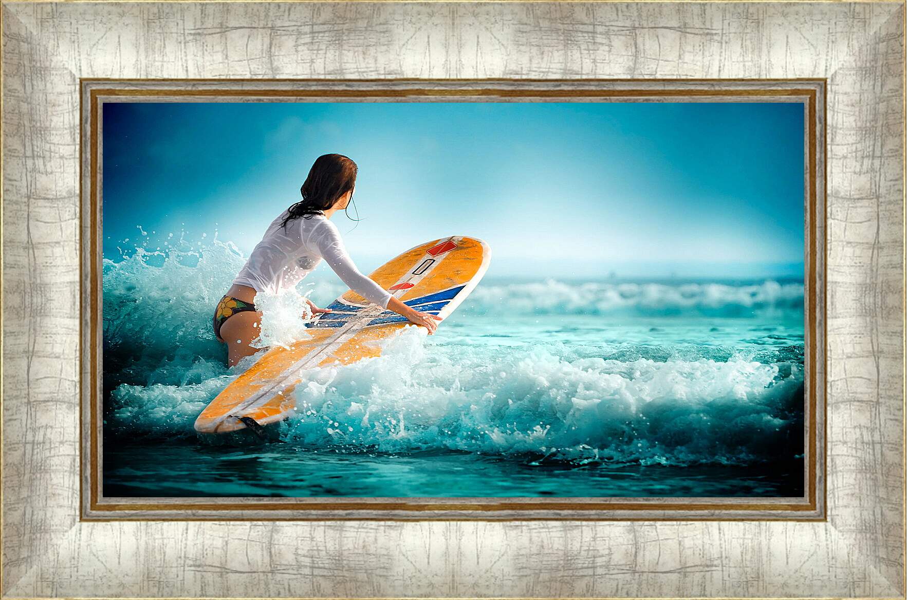 Картина в раме - Девушка готовиться к серфингу