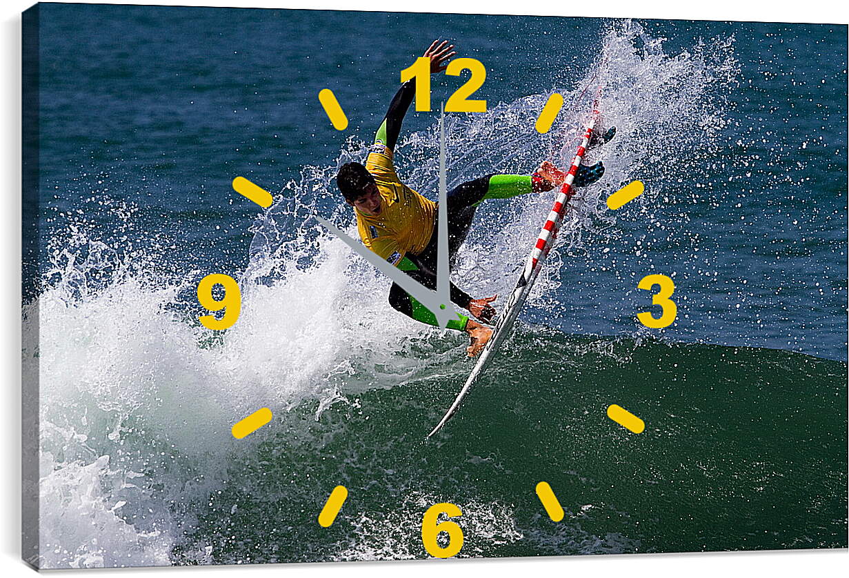 Часы картина - Серфингист выполняет трюк