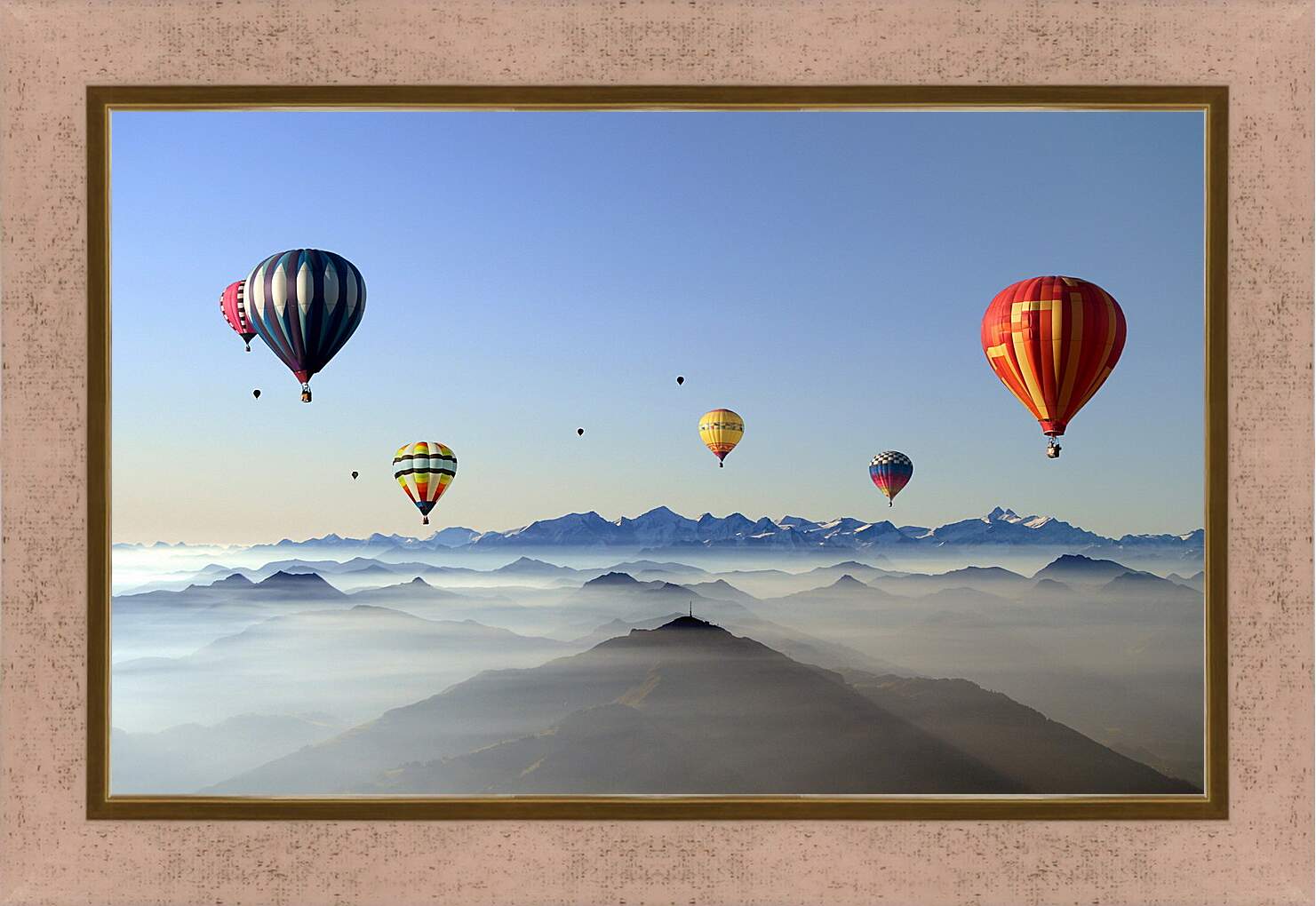 Картина в раме - Воздушные шары над горами
