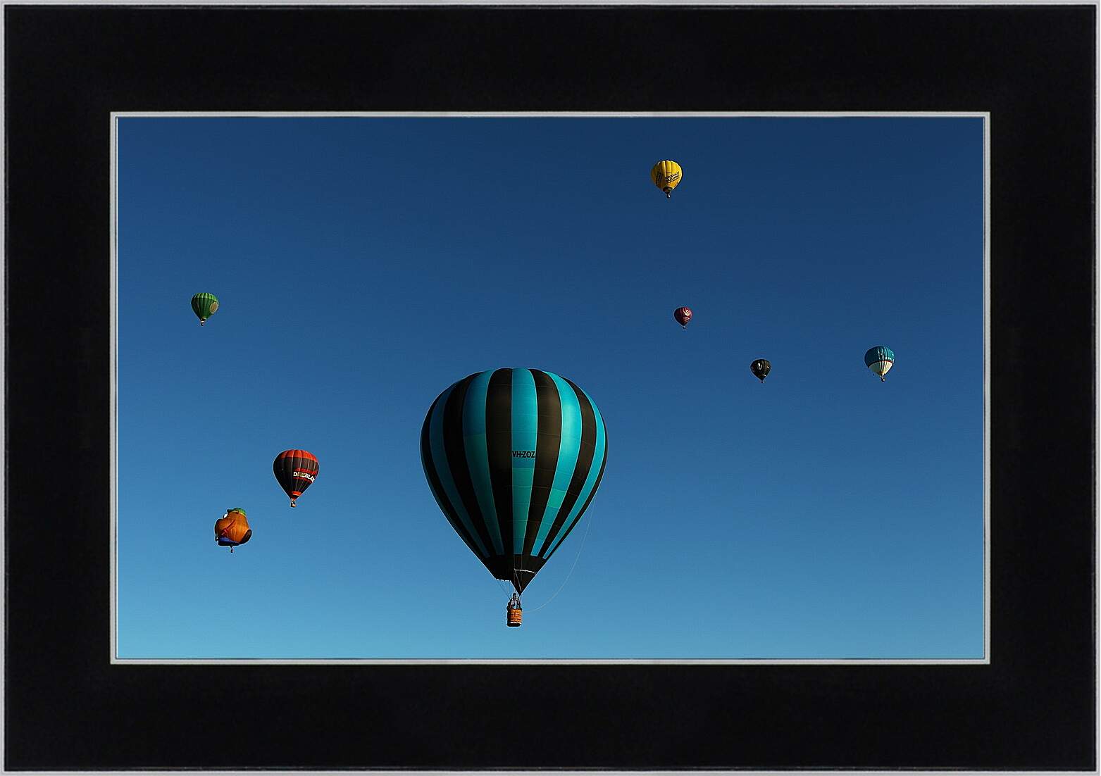 Картина в раме - Воздушные шары в небе