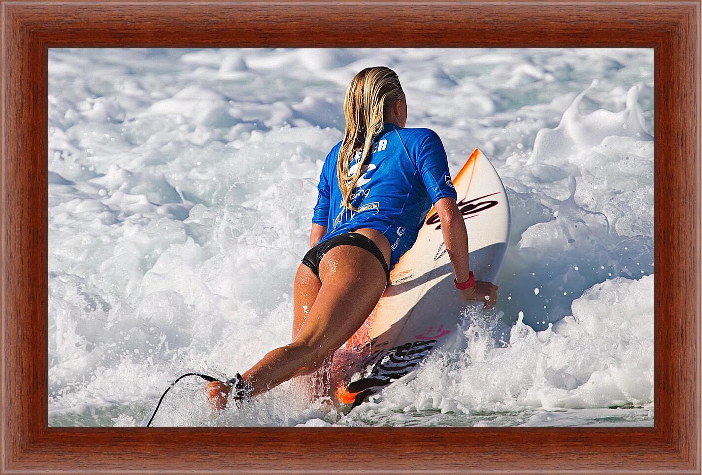 Картина в раме - Серфингистка ложится на доску