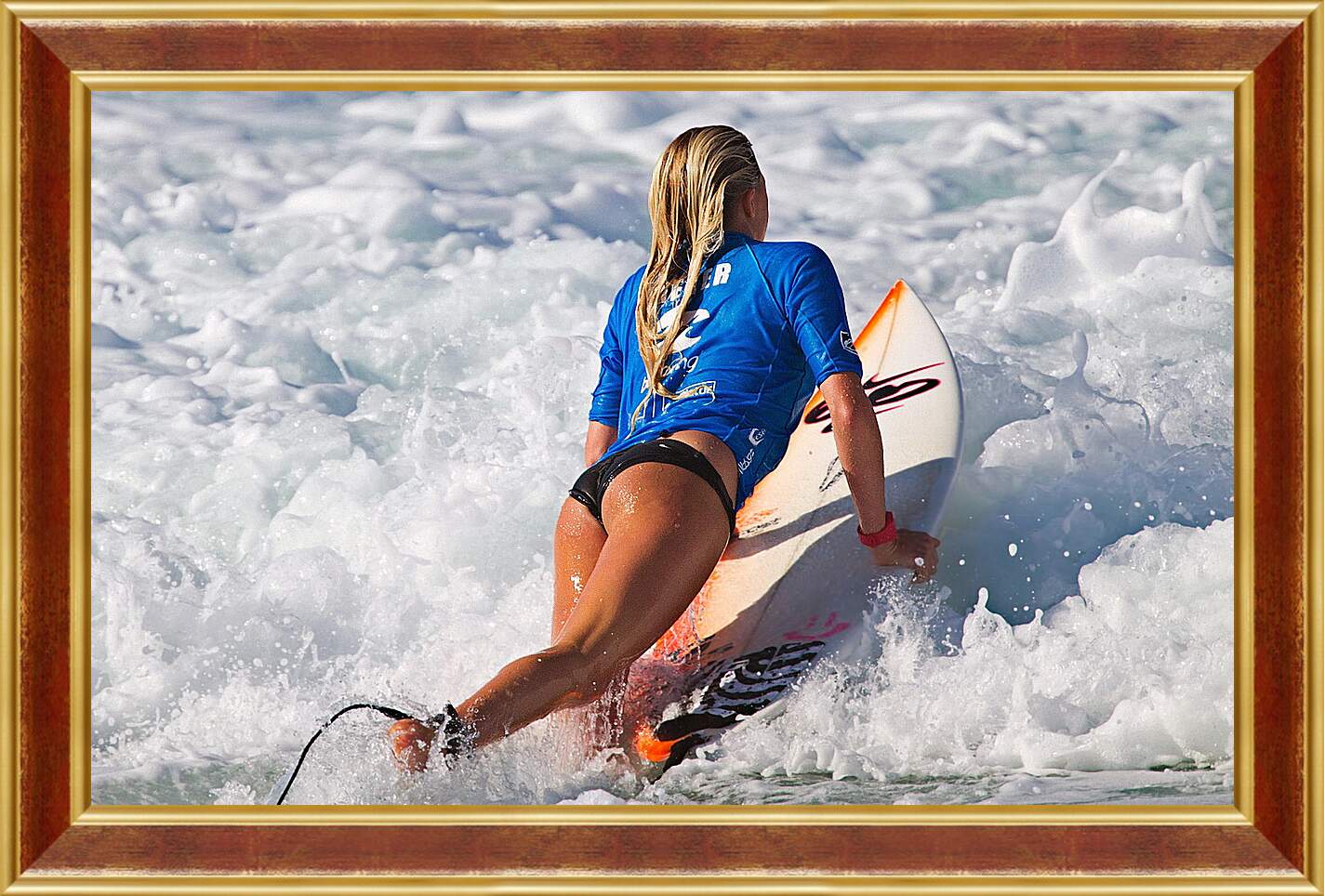 Картина в раме - Серфингистка ложится на доску