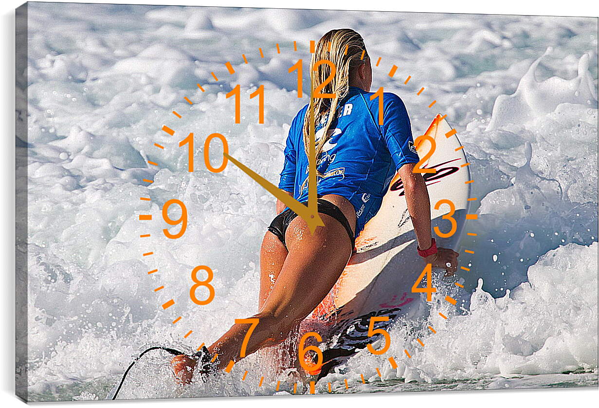 Часы картина - Серфингистка ложится на доску