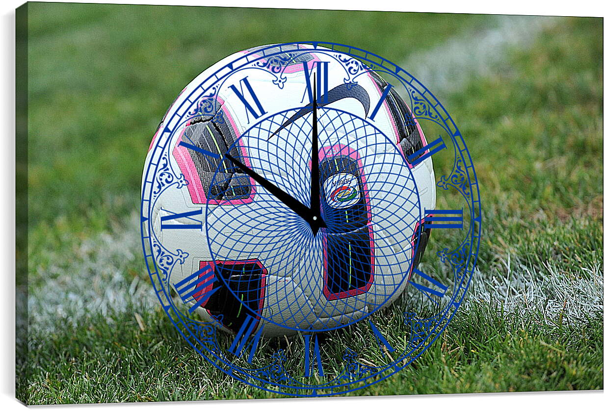 Часы картина - Мяч на траве