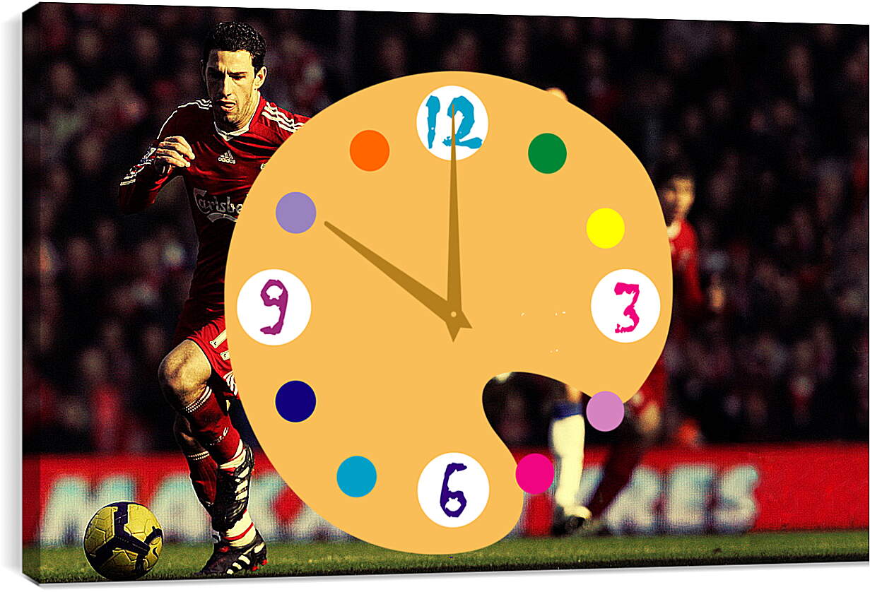 Часы картина - Игрок Ливерпуля контролирует мяч