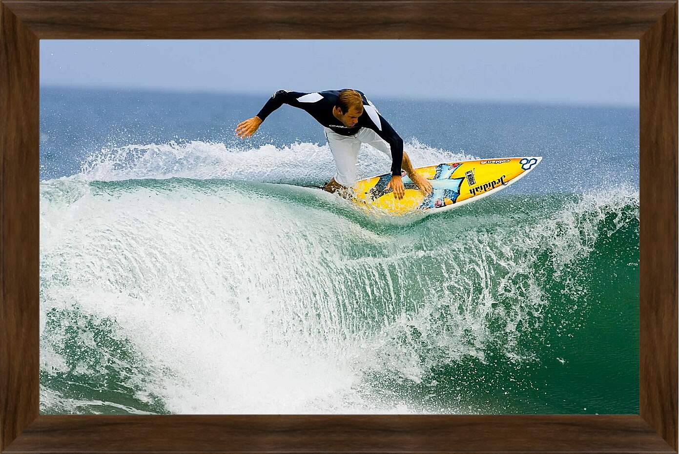 Картина в раме - Сёрфингист пытается удержаться на доске