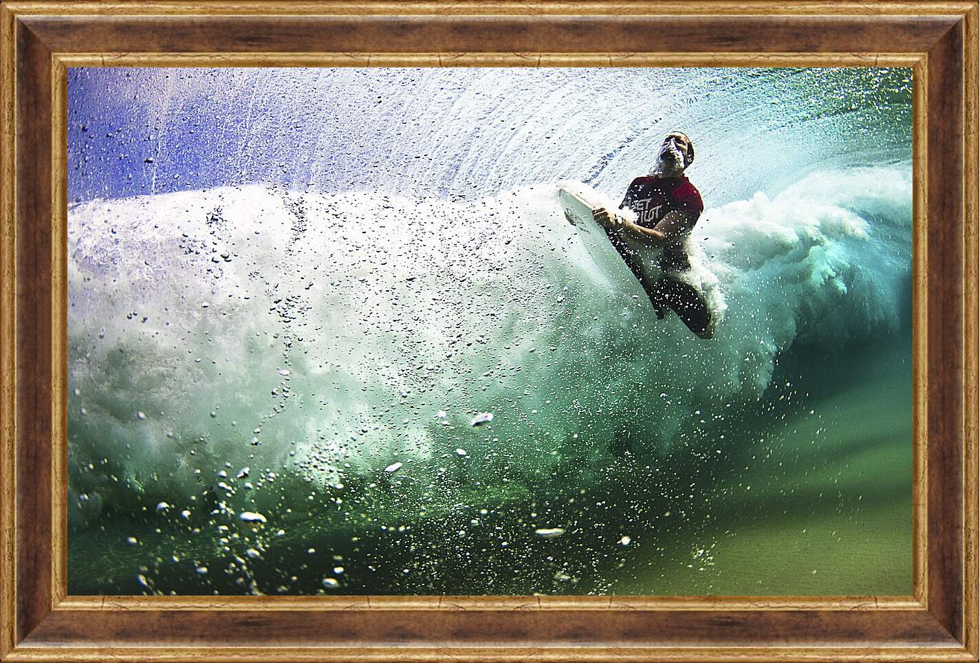 Картина в раме - Сёрфингист под водой