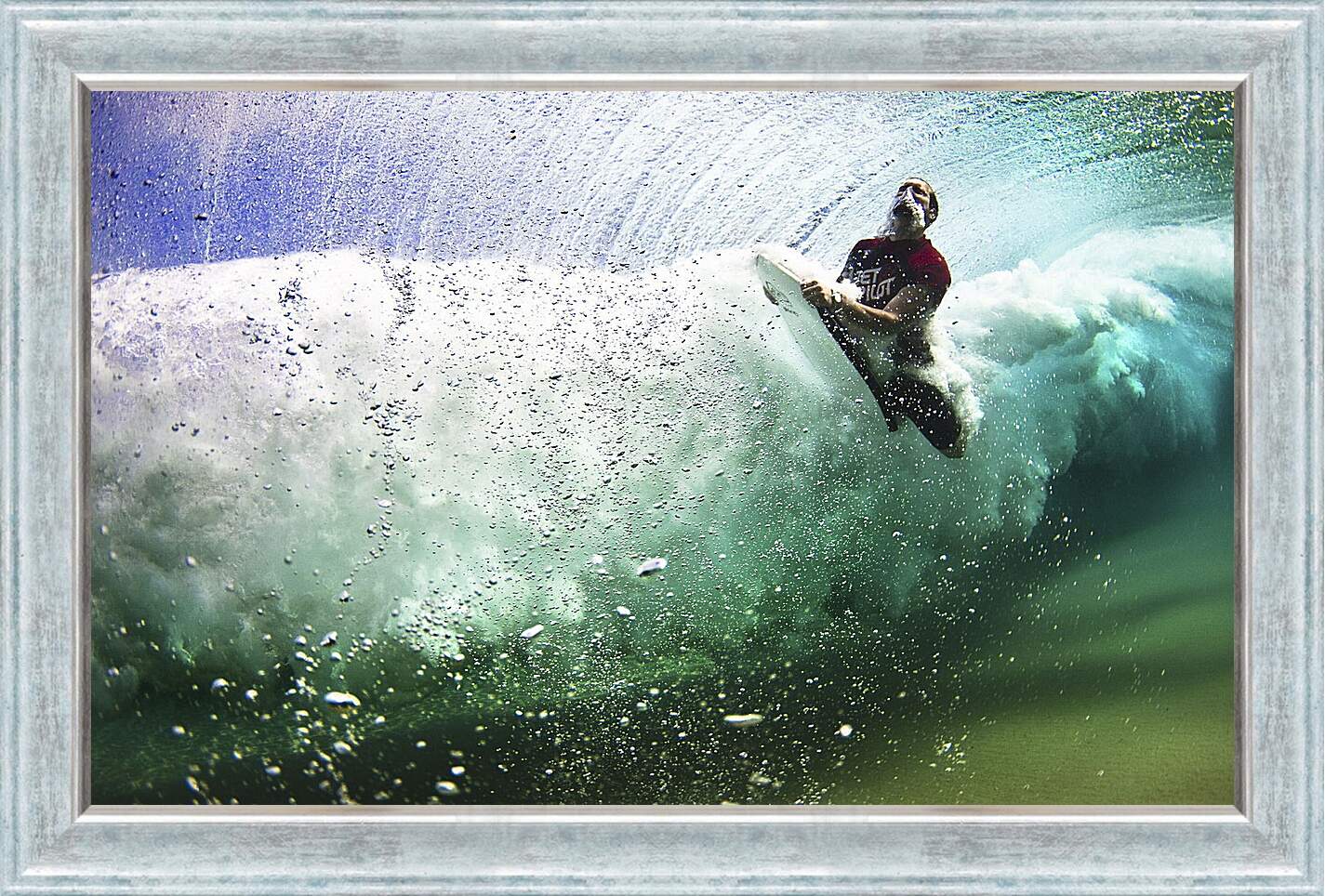 Картина в раме - Сёрфингист под водой