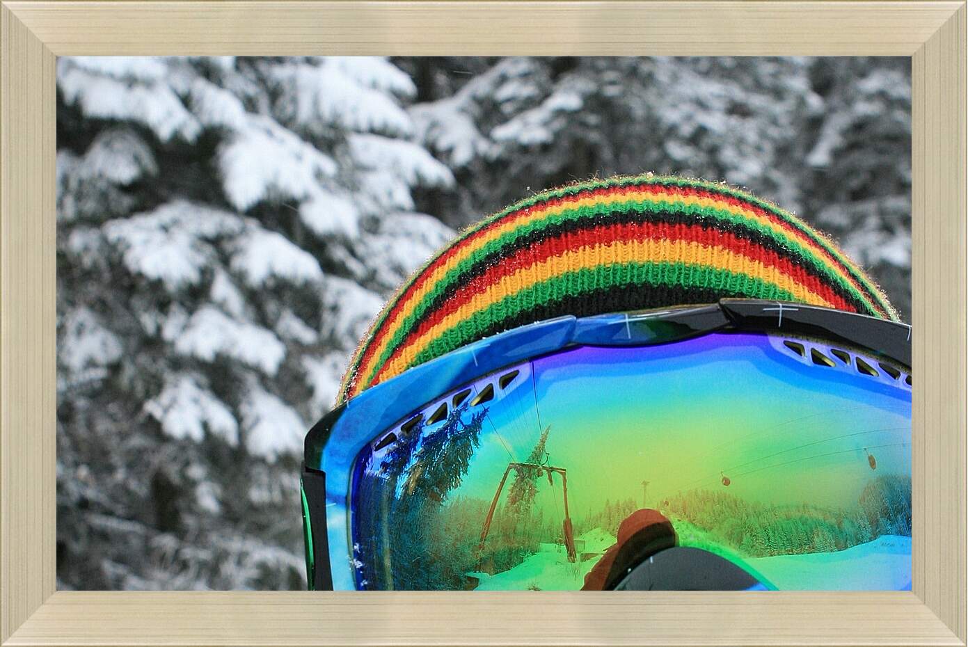 Картина в раме - Сноубордист в разноцветной шапке и очках
