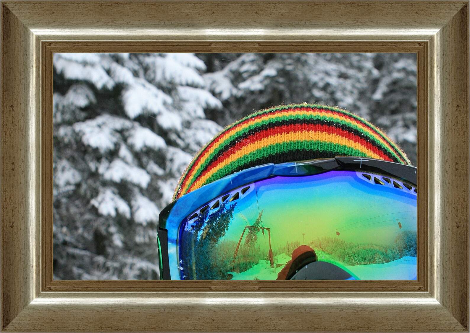 Картина в раме - Сноубордист в разноцветной шапке и очках