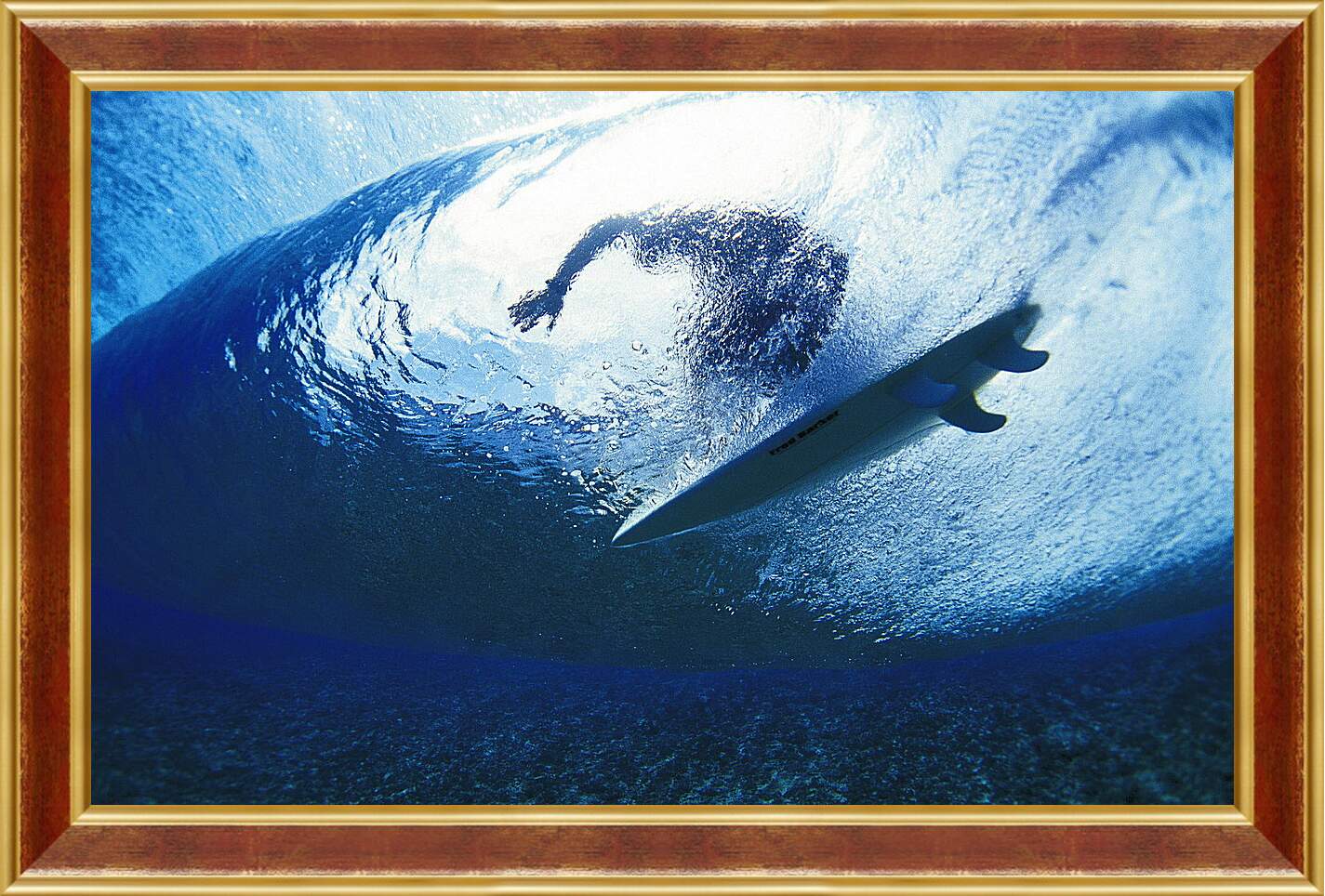 Картина в раме - Вид на серфингиста из-под воды