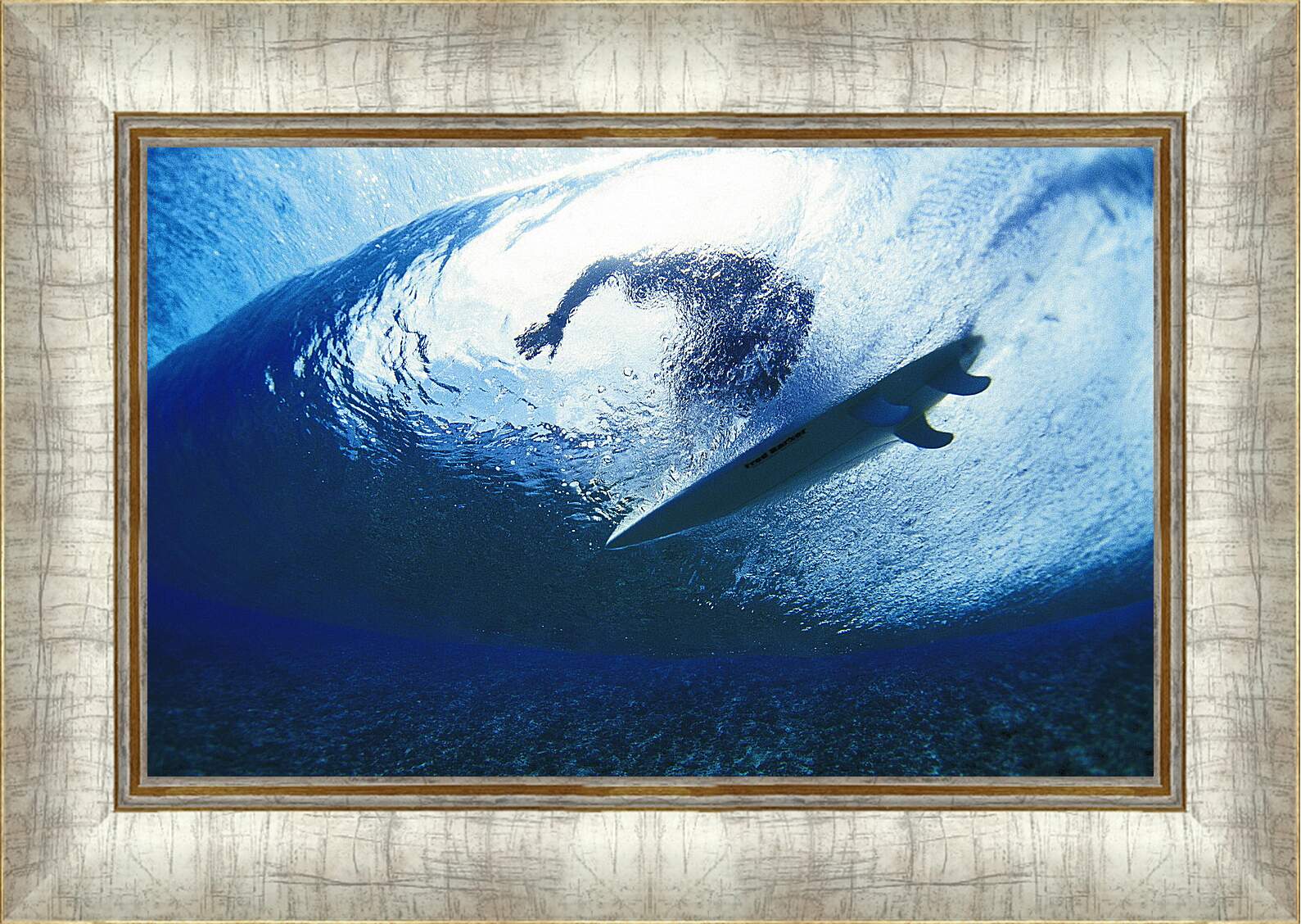 Картина в раме - Вид на серфингиста из-под воды