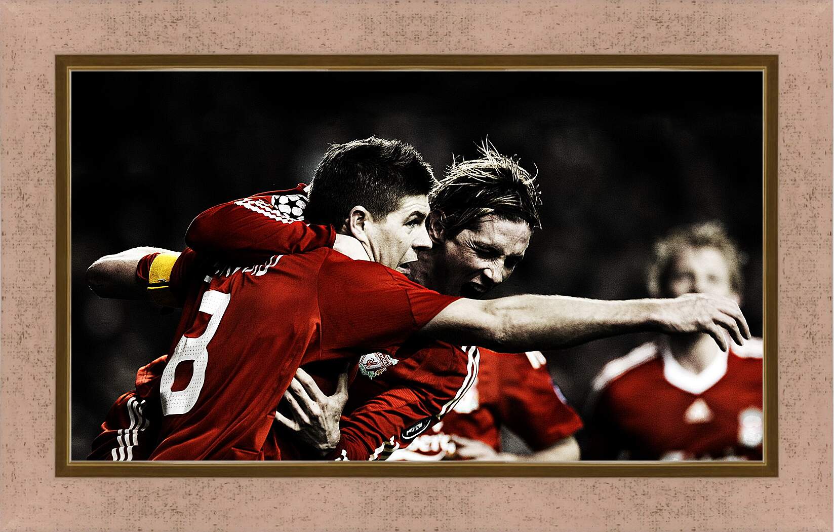 Картина в раме - Игроки Ливерпуля в объятиях Стивена Джеррарда