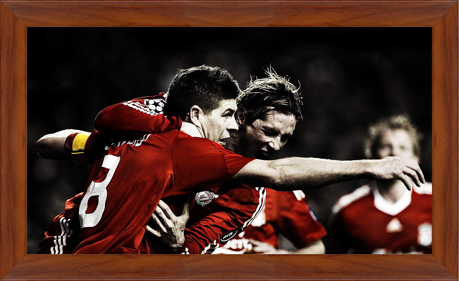 Картина в раме - Игроки Ливерпуля в объятиях Стивена Джеррарда