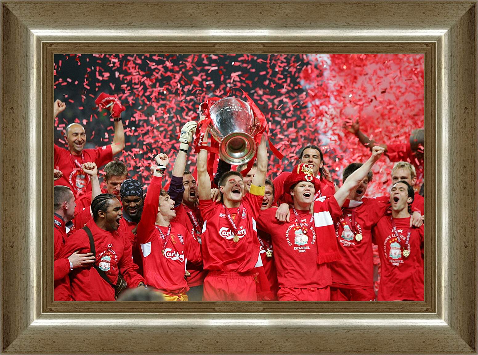 Картина в раме - Футболисты Ливерпуля с кубком Лиги Чемпионов