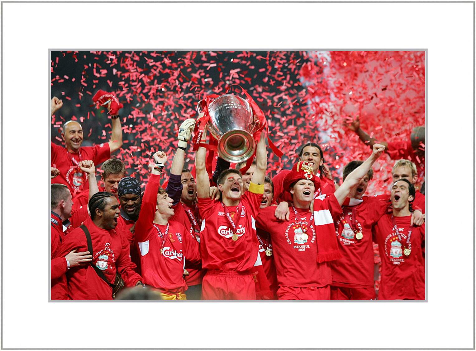 Картина в раме - Футболисты Ливерпуля с кубком Лиги Чемпионов
