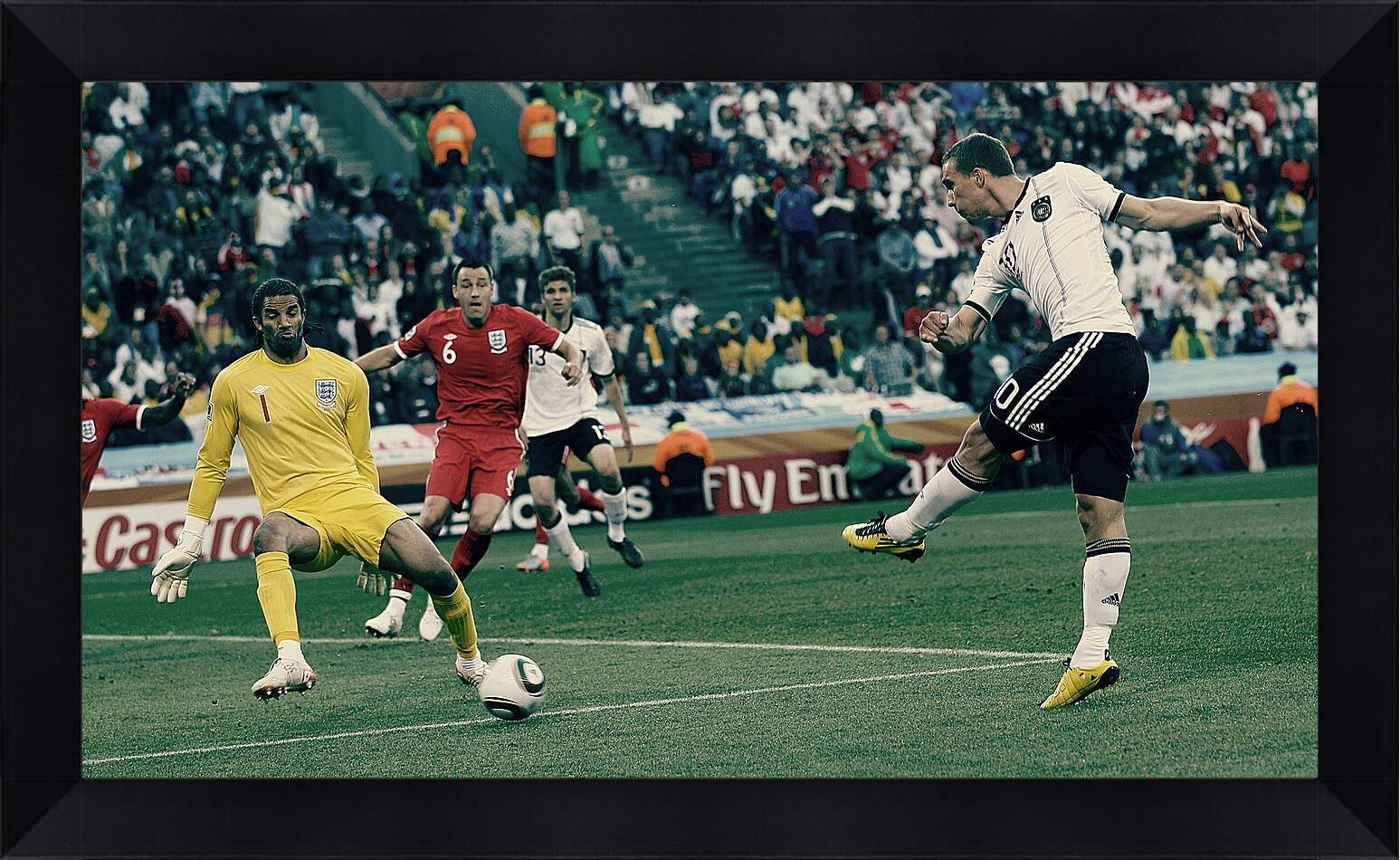 Картина в раме - Лукас Подольски бьёт по воротам сборной Англии