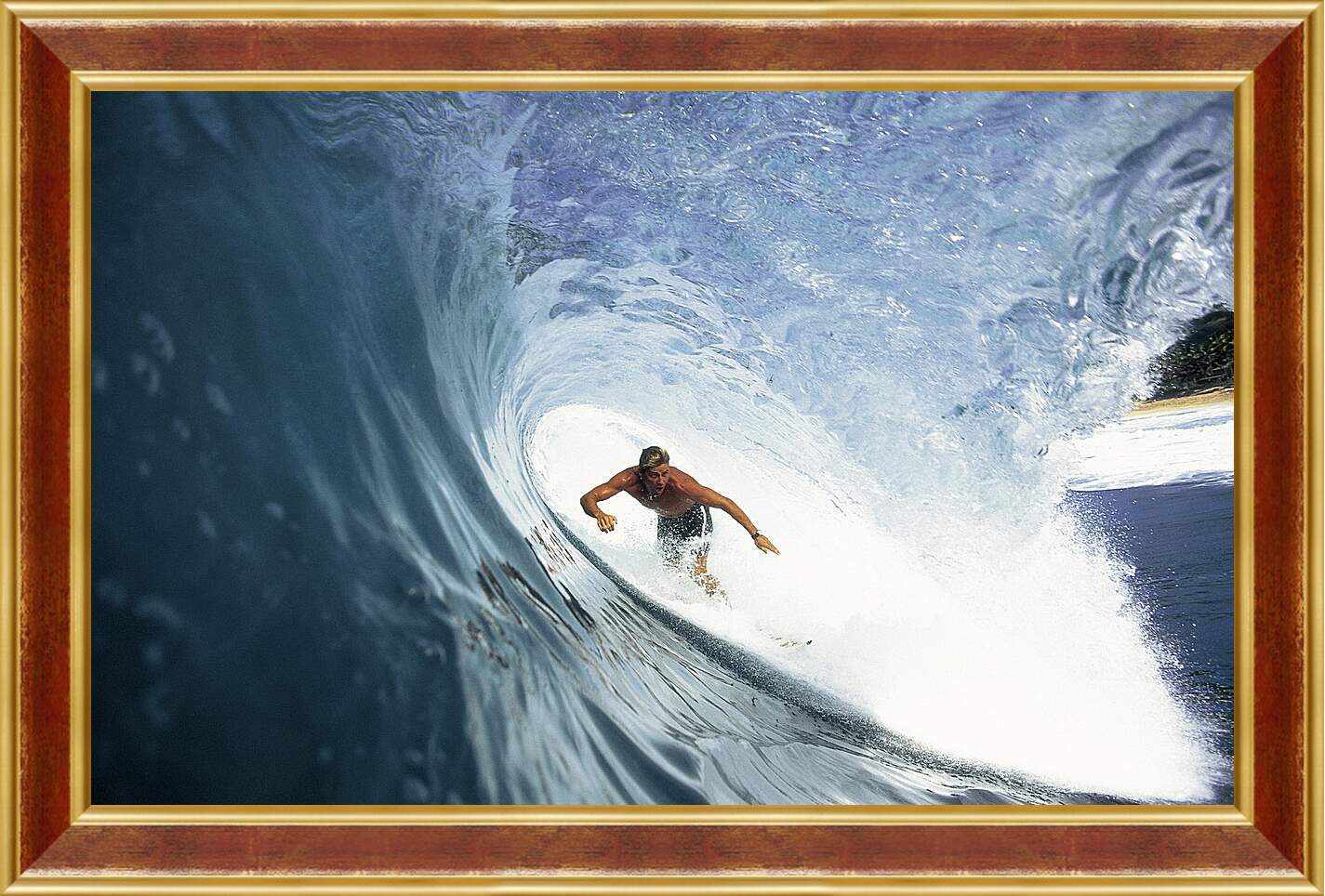 Картина в раме - Сёрфингиста накрывает волной