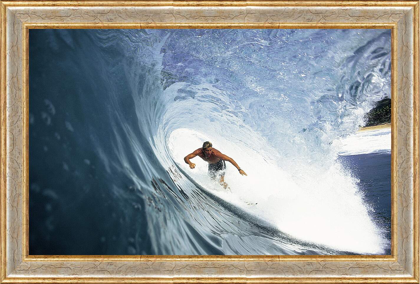 Картина в раме - Сёрфингиста накрывает волной