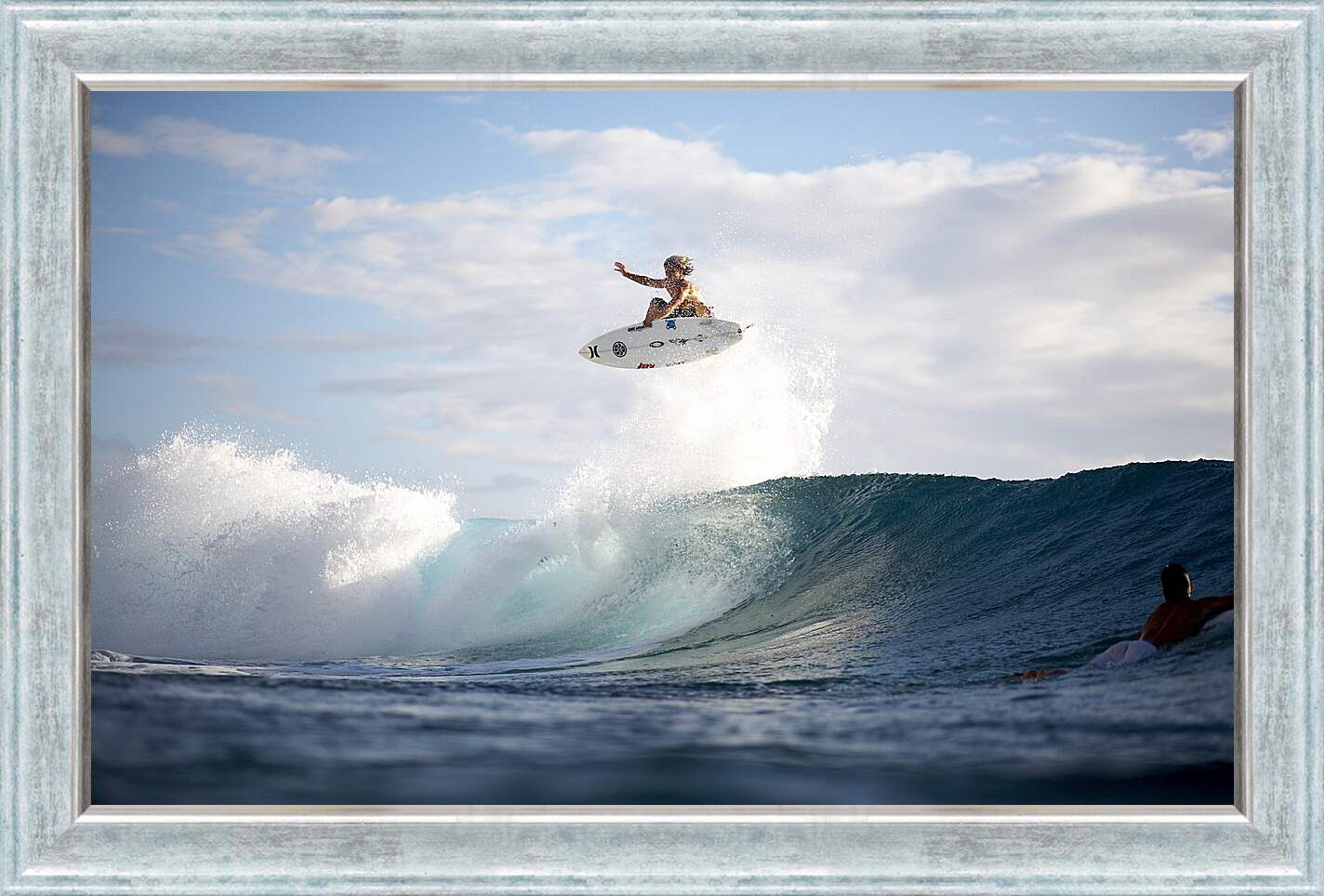 Картина в раме - Летящий над волной сёрфингист
