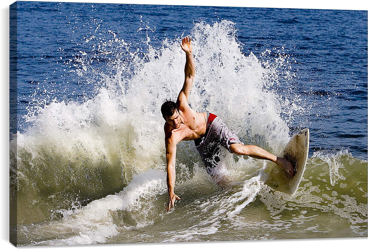 Постер и плакат - Падающий в воду сёрфингист