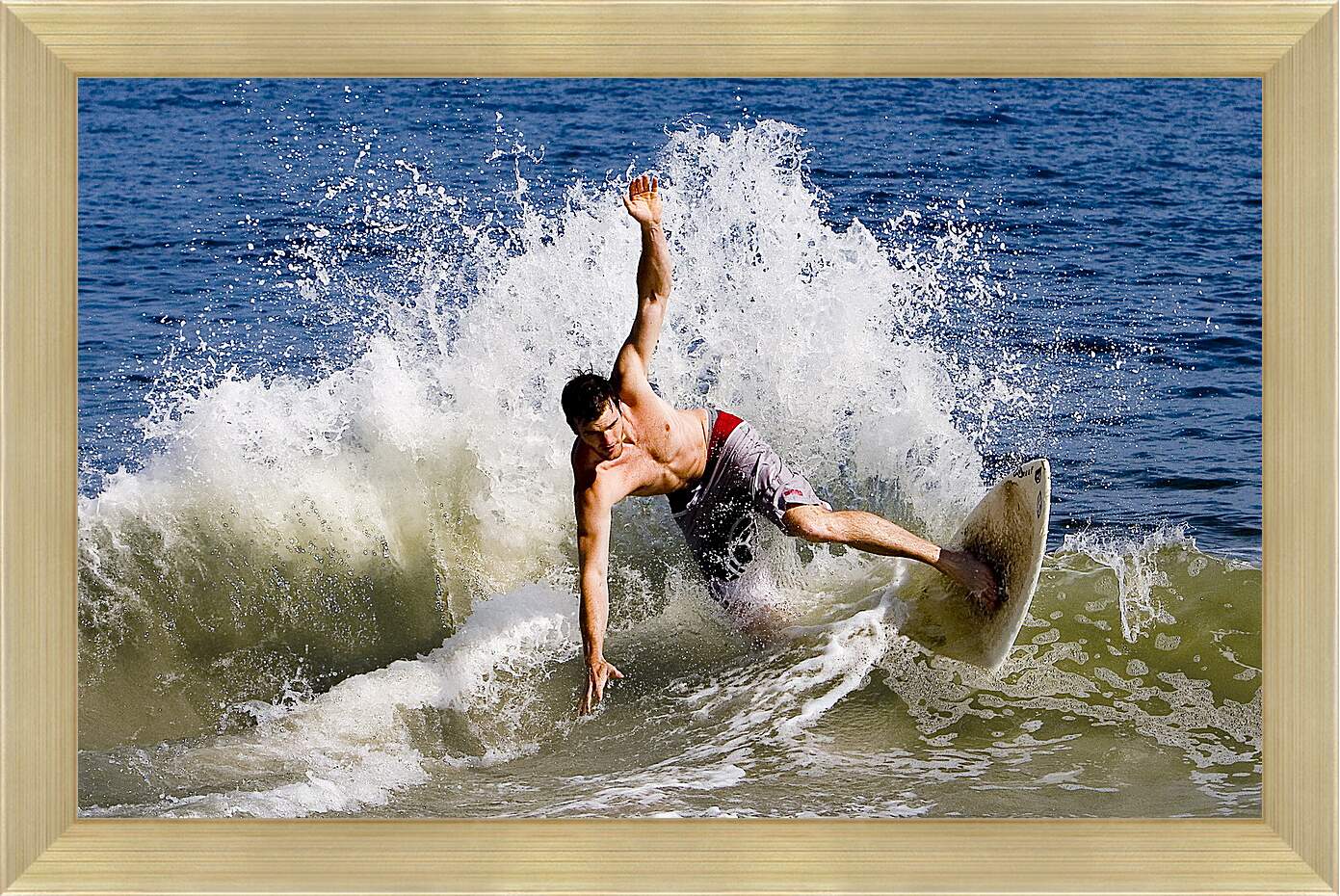 Картина в раме - Падающий в воду сёрфингист