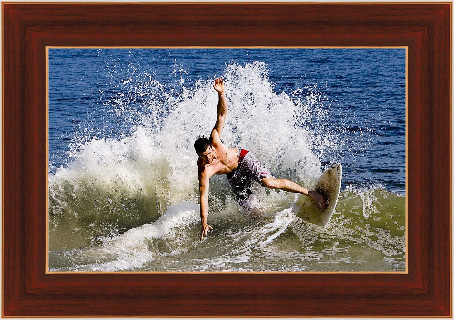 Картина в раме - Падающий в воду сёрфингист