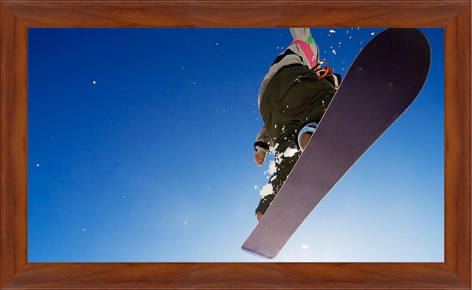 Картина в раме - Прыжок сноубордиста на фоне чистого неба