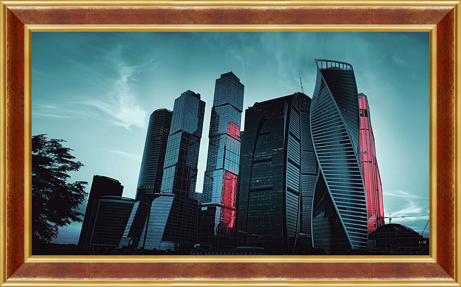 Картина в раме - Москва-сити на рассвете