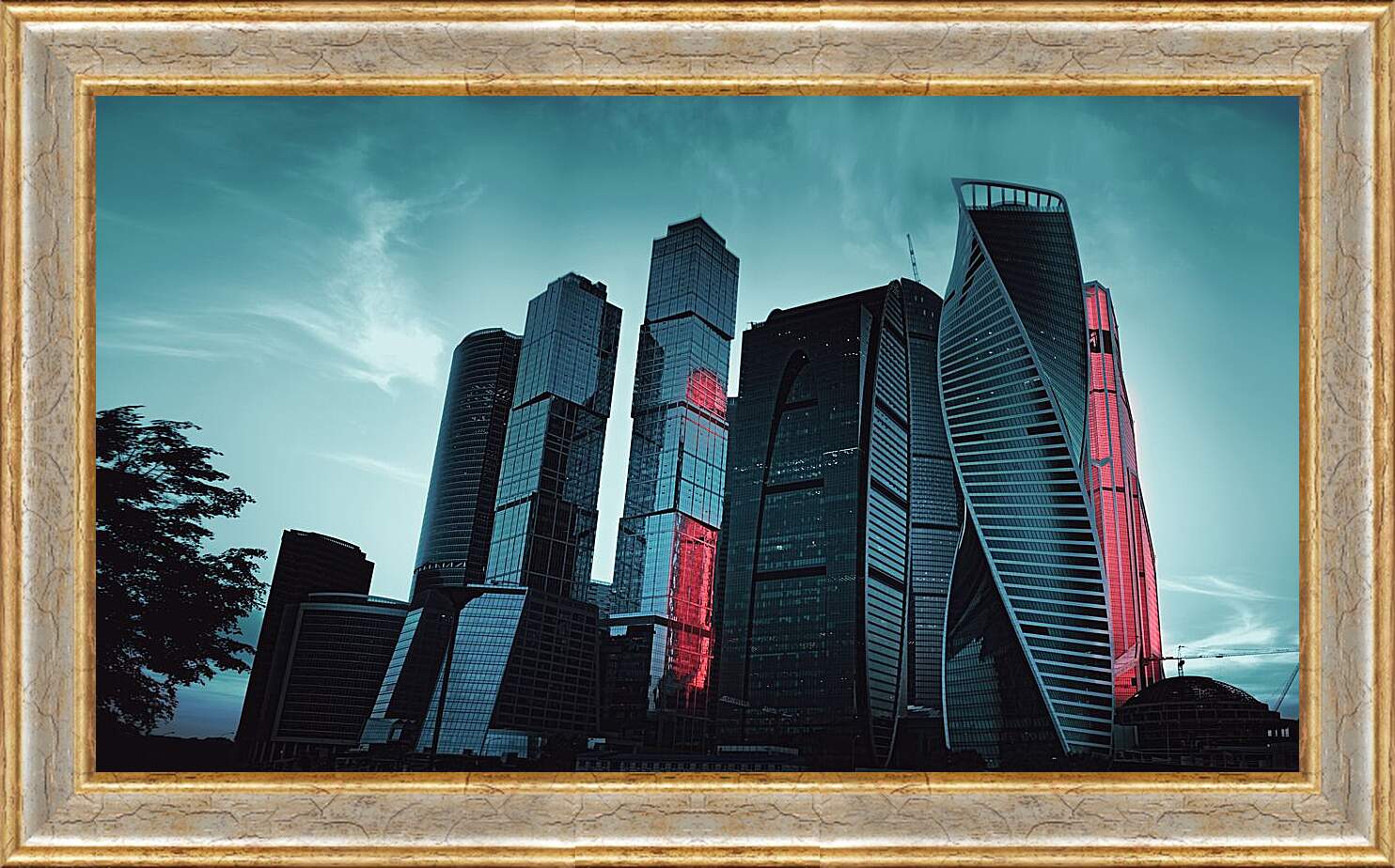 Картина в раме - Москва-сити на рассвете