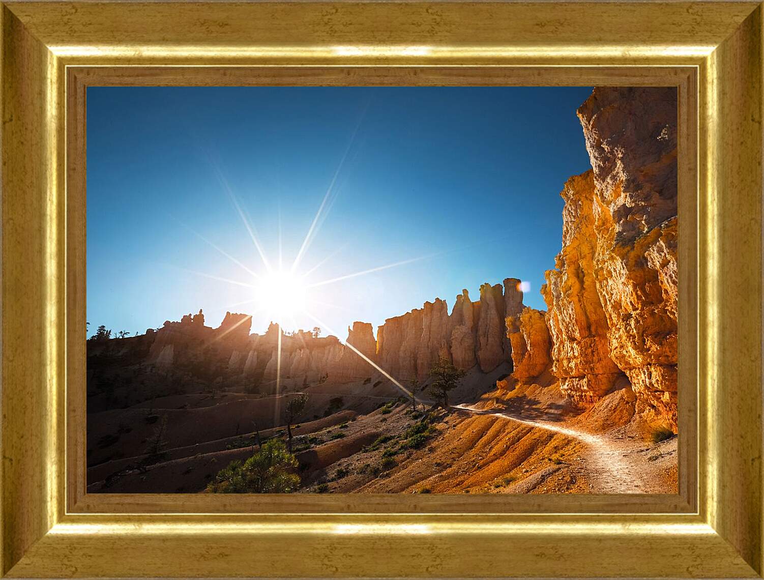 Картина в раме - Солнце над скалистыми горами