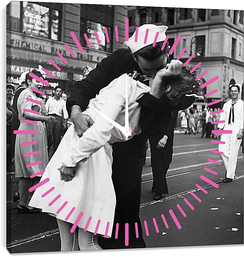 Часы картина - Поцелуй на Таймсквер
