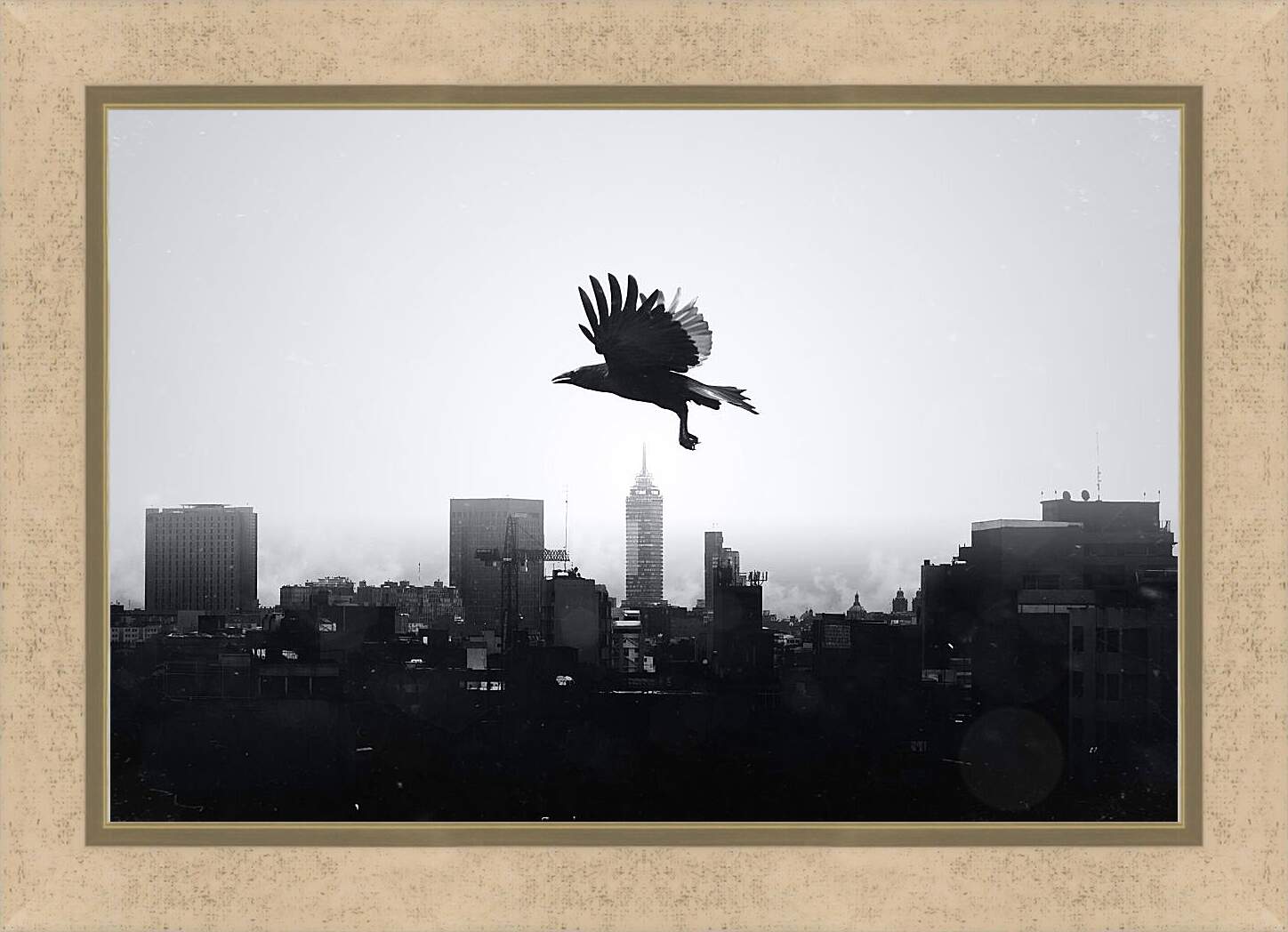 Картина в раме - Чёрный ворон в полёте над городом