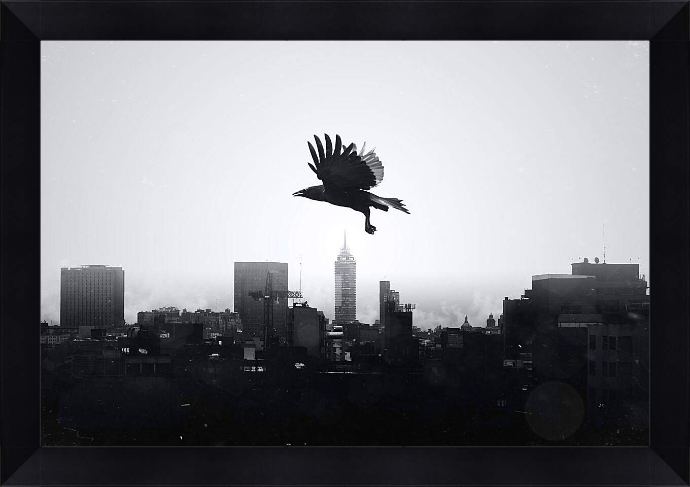 Картина в раме - Чёрный ворон в полёте над городом