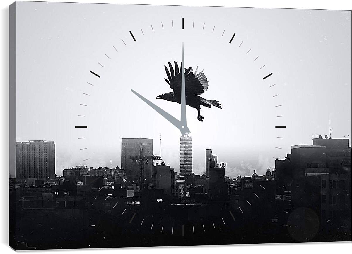 Часы картина - Чёрный ворон в полёте над городом