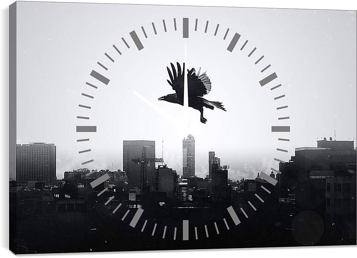 Часы картина - Чёрный ворон в полёте над городом
