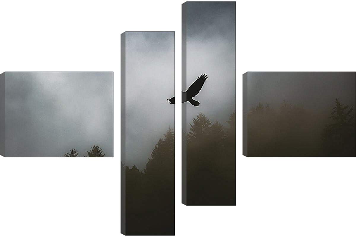 Модульная картина - Чёрный ворон в полёте над лесом