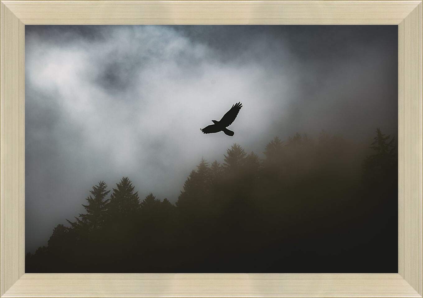 Картина в раме - Чёрный ворон в полёте над лесом